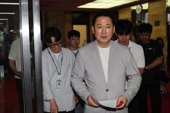장동혁 국민의힘 대표가 31일 서울 여의도 국회로 들어서고 있다. 이날 국민의힘은 사무총장에 정희용 의원, 정책위의장에 김도읍 의원 등 주요 당직 인선을 단행했다. [연합뉴스]