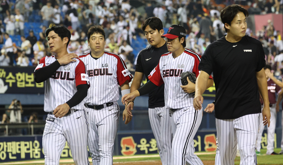 LG 선수들이 31일 잠실 키움전에서 5-6으로 패한 뒤 그라운드를 빠져나가고 있다. 연합뉴스