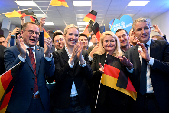 독일대안당(AfD)의 공동 대표 티노 크루팔라, 앨리스 바이델, 그리고 지역 AfD 대표 비외른 회케가 지난 2월 23일(현지시간) 독일 베를린에서 열린 독일 총선 첫 출구조사 이후 환호를 보내고 있다. 로이터=연합뉴스