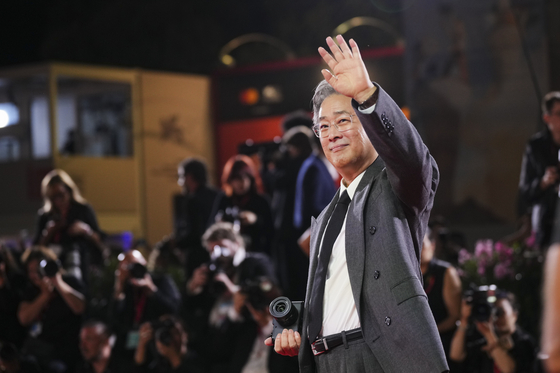 ‘어쩔수가없다’로 제82회 베니스국제영화제에 초청된 박찬욱 감독이 레드카펫 행사에서 관객들의 환호에 답하고 있다. 한국영화가 이 영화제 경쟁부문에 진출한 건 13년 만이다. [AP=연합뉴스]