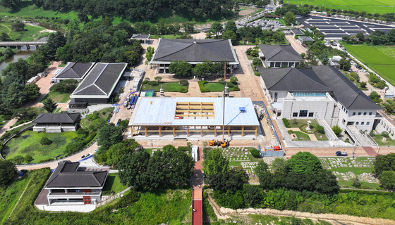 지난달 21일 경북 경주시 경주국립박물관에서 언론인 초청 APEC 현장 준비상황 설명회가 열린 가운데 APEC 정상회의 만찬장 조성 공사가 진행되고 있다. 연합뉴스