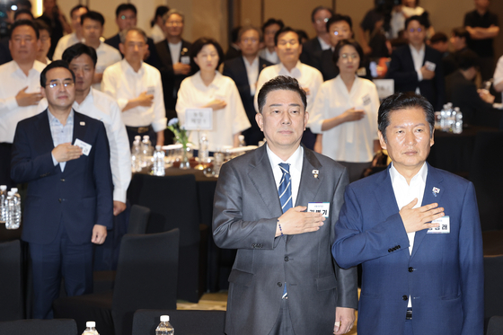 더불어민주당 정청래 대표(오른쪽)와 김병기 원내대표가 28일 인천시 중구 파라다이스시티 컨벤션에서 열린 더불어민주당 의원단 워크숍에 참석해 국민의례를 하고 있다. 전민규 기자.