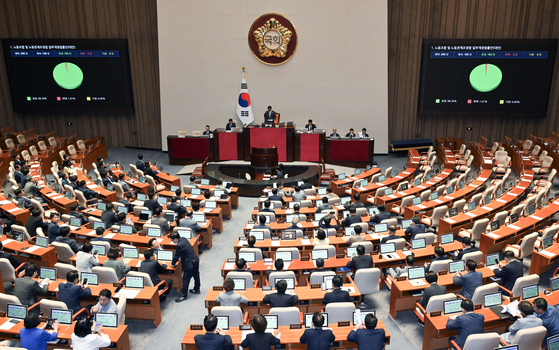 노란봉투법(노동조합법 2·3조 개정안)이 지난달 24일 국회 본회의에서 재석 의원 186명 중 찬성 183명, 반대 3명으로 통과되고 있다. 사진 김성룡 기자. 