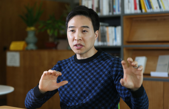 LG전자는 최근 실리콘밸리 창업가 노범준씨를 AI홈솔루션개발담당 상무로 영입했다. 2016년 중앙일보와 인터뷰하고 있는 노 상무. 중앙포토