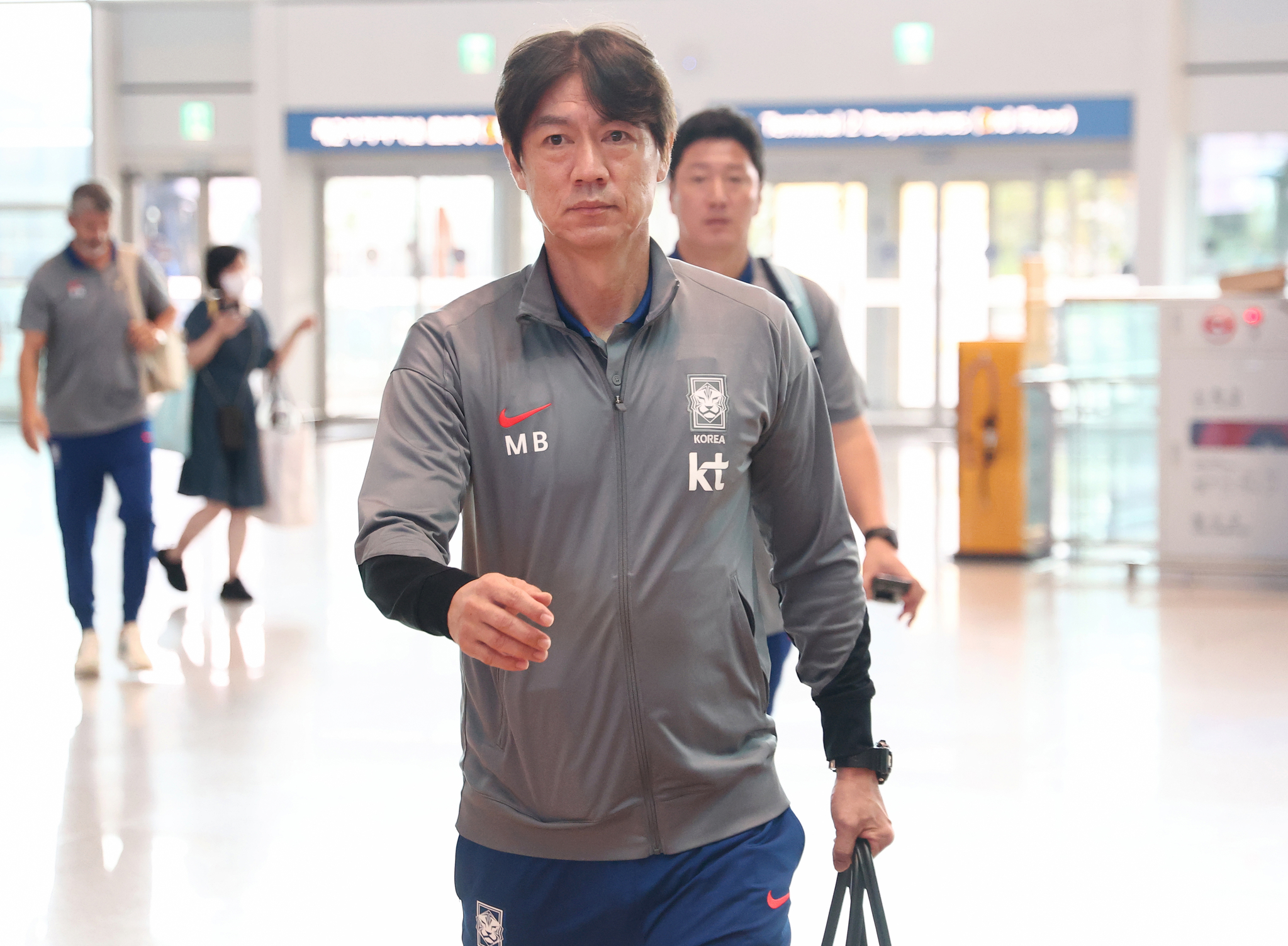 홍명보 한국축구대표팀 감독이 미국·멕시코와 평가전을 위해 1일 인천국제공항을 통해 출국하고 있다. [연합뉴스]
