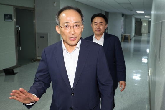 추경호 국민의힘 의원이 2일 오후 서울 여의도 국회 의원회관에 압수수색 중인 자신의 의원실로 들어가고 있다. 뉴스1