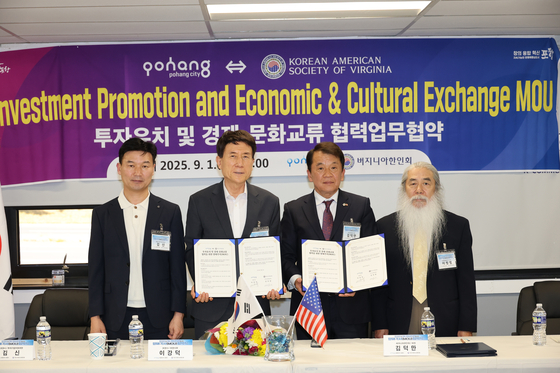 지난 1일(현지시각) 이강덕 경북 포항시장(왼쪽 두 번째)와 김덕만 미국 버지니아한인회장(왼쪽 세 번째)이 투자유치 및 경제·문화교류 협력을 위한 양해각서를 체결하고 기념촬영하고 있다. 사진 포항시