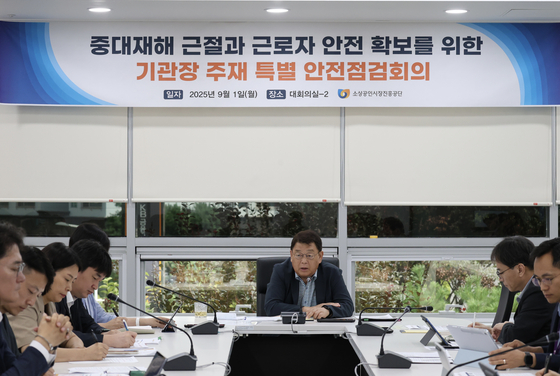1일(월), 소상공인시장진흥공단(이사장 박성효)은 대전 공단본부에서 중대재해 근절과 근로자 안전 확보를 위한 특별 안전점검회의를 개최했다. 회의를 진행중인 박성효 이사장