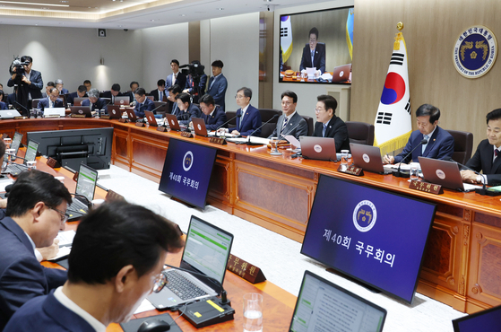 이재명 대통령이 2일 용산 대통령실에서 국무회의를 주재하고 있다. 연합뉴스