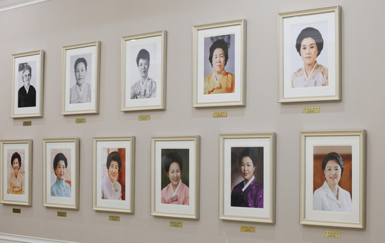 청와대 본관 영부인 집무실인 무궁화실 외벽에 걸린 역대 영부인 초상화 모습. 중앙포토