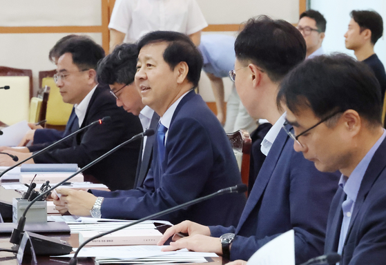 구윤철 경제부총리 겸 기획재정부 장관이 1일 서울 종로구 정부서울청사에서 열린 공공기관운영위원회 회의에서 모두발언을 하고 있다. 뉴스1