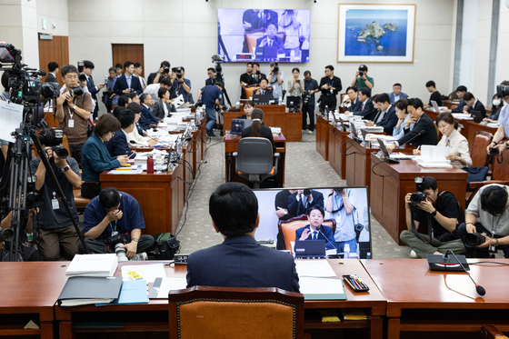 2일 서울 영등포구 국회 교육위원회에서 열린 인사청문회에서 최교진 사회부총리 겸 교육부 장관 후보자(제일 앞줄)가 의원들을 바라보고 있다. 뉴스1