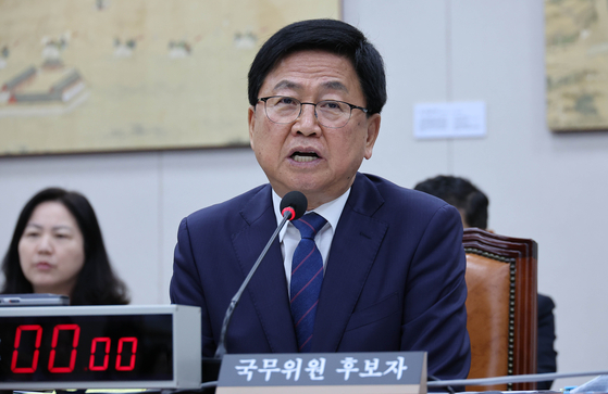 최교진 교육부 장관 후보자가 2일 국회 교육위원회 전체회의에서 열린 인사청문회에서 의원들 질의에 답하고 있다. 임현동 기자