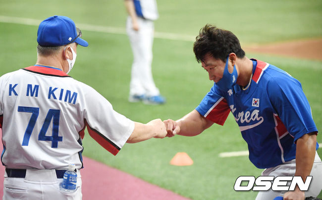 도쿄 올림픽 야구대표팀 김경문 감독과 오승환이 주먹 인사를 나누고 있다. 2021.07.21 /OSEN DB