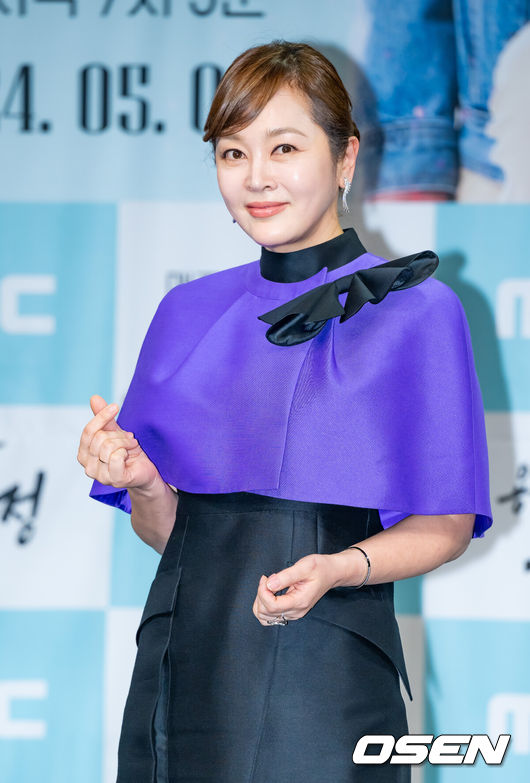 [OSEN=민경훈 기자] 3일 오후 서울 마포구 상암동 MBC 골든마우스홀에서 MBC 새 일일드라마 ‘용감무쌍 용수정’가 제작발표회가 열렸다.오는6일첫 방송될MBC새 일일드라마‘용감무쌍 용수정(약칭 용수정)’은 현대판 거상(巨商)임상옥을 꿈꾸는 거침없는 상여자 용수정(엄현경 분)과 그에게 운명을 맡긴 악바리 짠돌이 여의주(서준영 분)가 함께하는 화끈하고 통쾌한 로맨스 복수극.배우 이승연이 입장하며 포즈를 취하고 있다. 2024.05.03 /rumi@osen.co.kr