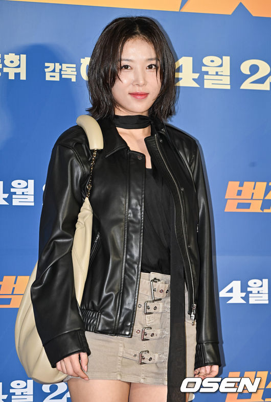 [OSEN=박준형 기자] 15일 오후 서울 코엑스 메가박스에서 영화 ‘범죄도시4‘(감독 허명행) VIP 시사회가 진행됐다.'범죄도시4'는 괴물형사 마석도(마동석)가 대규모 온라인 불법 도박 조직을 움직이는 특수부대 용병 출신의 빌런 백창기(김무열)와 IT 업계 천재 CEO 장동철(이동휘)에 맞서 다시 돌아온 장이수(박지환), 광수대·사이버팀과 함께 펼치는 범죄 소탕 작전을 그린 영화.가수 유빈이 포즈를 취하고 있다. 2024.04.15 / soul1014@osen.co.kr