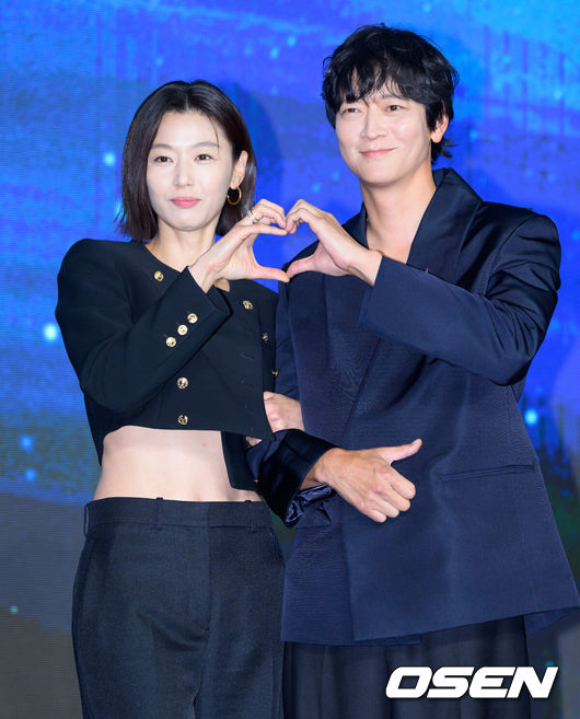 [OSEN=이대선 기자] 2일 서울 종로구 포시즌스 호텔 서울에서 디즈니+ 오리지널 시리즈 '북극성' 제작발표회가 열렸다.'북극성'은 유엔대사로서 국제적 명성을 쌓아온 '문주(전지현 분)'가 대통령 후보 피격 사건의 배후를 쫓는 가운데 그녀를 지켜야만 하는 국적불명의 특수요원 ‘산호(강동원 분)'와 함께 한반도를 위협하는 거대한 진실을 마주하는 이야기다.배우 전지현과 강동원이 포토타임을 가지고 있다. 2025.09.02 /sunday@osen.co.kr