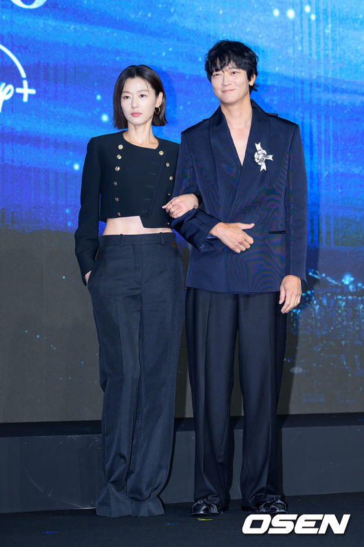 [OSEN=이대선 기자] 2일 서울 종로구 포시즌스 호텔 서울에서 디즈니+ 오리지널 시리즈 '북극성' 제작발표회가 열렸다.'북극성'은 유엔대사로서 국제적 명성을 쌓아온 '문주(전지현 분)'가 대통령 후보 피격 사건의 배후를 쫓는 가운데 그녀를 지켜야만 하는 국적불명의 특수요원 ‘산호(강동원 분)'와 함께 한반도를 위협하는 거대한 진실을 마주하는 이야기다.배우 전지현과 강동원이 포토타임을 가지고 있다. 2025.09.02 /sunday@osen.co.kr