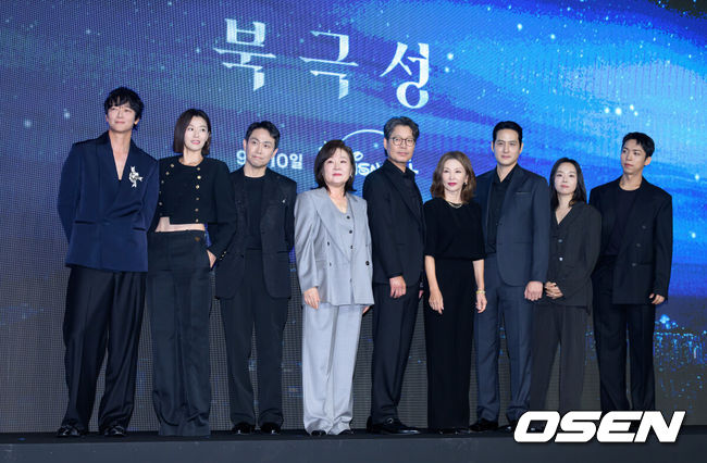 [OSEN=이대선 기자] 2일 서울 종로구 포시즌스 호텔 서울에서 디즈니+ 오리지널 시리즈 '북극성' 제작발표회가 열렸다.'북극성'은 유엔대사로서 국제적 명성을 쌓아온 '문주(전지현 분)'가 대통령 후보 피격 사건의 배후를 쫓는 가운데 그녀를 지켜야만 하는 국적불명의 특수요원 ‘산호(강동원 분)'와 함께 한반도를 위협하는 거대한 진실을 마주하는 이야기다.전 출연진이 포토타임을 가지고 있다. 2025.09.02 /sunday@osen.co.kr
