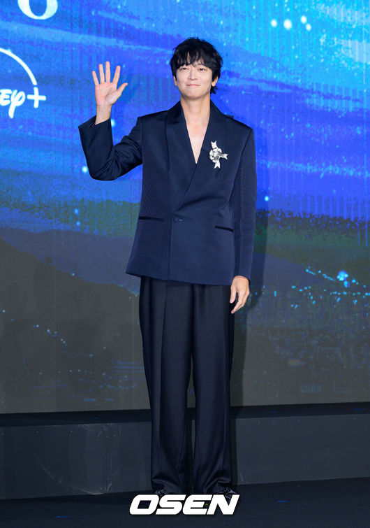 [OSEN=이대선 기자] 2일 서울 종로구 포시즌스 호텔 서울에서 디즈니+ 오리지널 시리즈 '북극성' 제작발표회가 열렸다.'북극성'은 유엔대사로서 국제적 명성을 쌓아온 '문주(전지현 분)'가 대통령 후보 피격 사건의 배후를 쫓는 가운데 그녀를 지켜야만 하는 국적불명의 특수요원 ‘산호(강동원 분)'와 함께 한반도를 위협하는 거대한 진실을 마주하는 이야기다.배우 강동원이 포토타임을 가지고 있다. 2025.09.02 /sunday@osen.co.kr