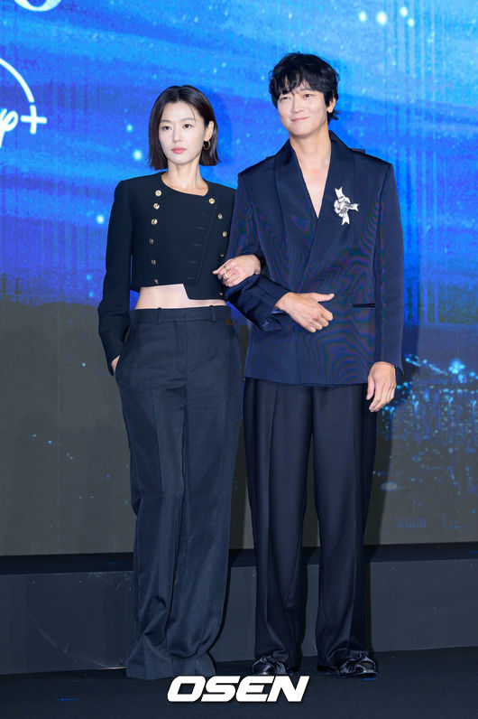 [OSEN=이대선 기자] 2일 서울 종로구 포시즌스 호텔 서울에서 디즈니+ 오리지널 시리즈 '북극성' 제작발표회가 열렸다.'북극성'은 유엔대사로서 국제적 명성을 쌓아온 '문주(전지현 분)'가 대통령 후보 피격 사건의 배후를 쫓는 가운데 그녀를 지켜야만 하는 국적불명의 특수요원 ‘산호(강동원 분)'와 함께 한반도를 위협하는 거대한 진실을 마주하는 이야기다.배우 전지현과 강동원이 포토타임을 가지고 있다. 2025.09.02 /sunday@osen.co.kr