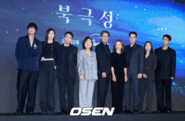 [OSEN=이대선 기자] 2일 서울 종로구 포시즌스 호텔 서울에서 디즈니+ 오리지널 시리즈 '북극성' 제작발표회가 열렸다.'북극성'은 유엔대사로서 국제적 명성을 쌓아온 '문주(전지현 분)'가 대통령 후보 피격 사건의 배후를 쫓는 가운데 그녀를 지켜야만 하는 국적불명의 특수요원 ‘산호(강동원 분)'와 함께 한반도를 위협하는 거대한 진실을 마주하는 이야기다.전 출연진이 포토타임을 가지고 있다. 2025.09.02 /sunday@osen.co.kr