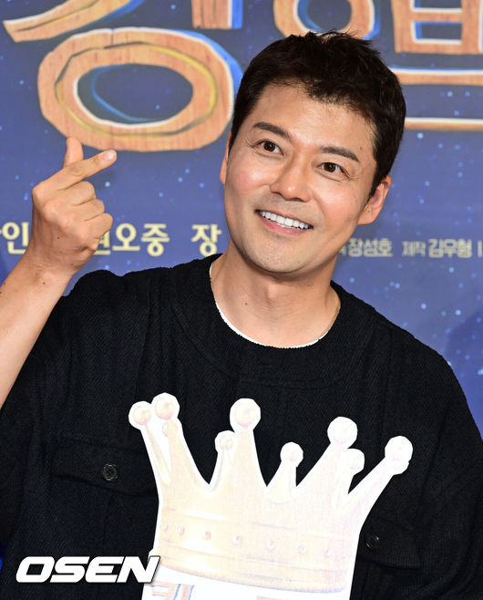 [OSEN=조은정 기자]영화 '킹 오브 킹스'(감독 장성호, 제작 모팩스튜디오, 배급 디스테이션, 공동배급 시테스) VIP 포토월 행사가 9일 서울 강남구 메가박스 코엑스에서 열렸다.'킹 오브 킹스'는 이병헌, 진선규, 이하늬, 양동근, 차인표, 권오중, 장광 등 대한민국 대표 배우들이 목소리 연기로 참여한 글로벌 K-애니메이션이다. 한국어 더빙판과 할리우드 배우들이 참여한 자막판은 오는 16일, 전국 극장에서 동시 개봉된다.전현무가 포즈를 취하고 있다. 2025.07.09 /cej@osen.co.kr