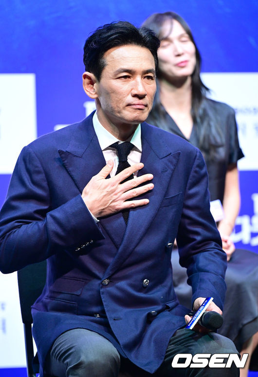 [OSEN=최규한 기자] 2일 오후 서울 서대문구 이화여자대학교 삼성홀에서 뮤지컬 ‘미세스 다웃파이어’ 제작발표회가 열렸다.뮤지컬 '미세스 다웃파이어'는 로빈 윌리엄스 주연의 동명 영화를 뮤지컬로 만든 작품으로 가족의 사랑을 그린 코미디 뮤지컬이다. 이혼한 다니엘이 유모 미세스 다웃파이어로 변장해 전 아내의 집으로 들어가 자녀들을 돌보면서 벌어지는 이야기를 그린다.배우 황정민이 인사말을 준비하고 있다. 2025.09.02 / dreamer@osen.co.kr