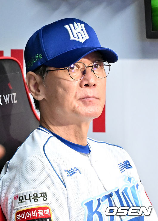 [OSEN=수원, 민경훈 기자] 10일 오후 수원 KT위즈파크에서 ‘2025 신한 SOL BANK KBO리그’ KT 위즈와 삼성 라이온즈의 경기가 진행됐다.이날 KT는 패트릭, 삼성은 최원태를 선발투수로 내세웠다.덕아웃에서 KT 이강철 감독이 경기를 주시하고 있다. 2025.08.10 / rumi@osen.co.kr