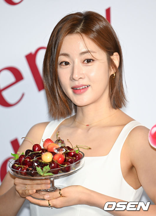 [OSEN=김성락 기자] 2일 오후 서울 서초구 GT타워에서 체리데이 행사가 진행됐다. 체리데이는 7월 2일을 ‘7272’로 재미있게 부르면서 붙여진 이름으로 건강하고 아름다운 삶을 살아가는 스타를 ‘체리뮤즈’로 선정, 초대하고 있다.  배우 강소라가 취재진을 향해 포즈를 취하고 있다. / ksl0919@osen.co.kr 