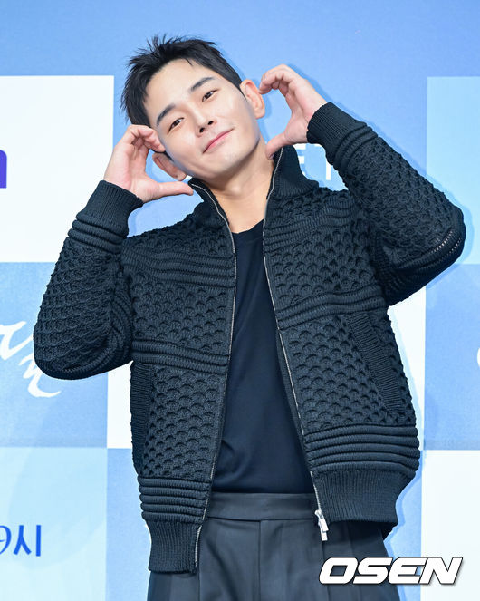 [OSEN=지형준 기자] 1일 오후 서울 신도림 디큐브시티 더세인트에서 ENA 수목드라마 ‘낮에 뜨는 달’ 제작발표회가 열렸다.오늘(1일)첫 방송을 앞둔 ‘낮에 뜨는 달'(연출 표민수, 박찬율 / 극본 김혜원, 정성은)은 사랑하는 연인에게 살해당한 뒤 시간이 멈춰버린 남자와 전생의 기억을 잃고 한없이 흘러가버린 여자의 위험하고 애틋한 환생 로맨스이다. 과거와 현재를 넘나드는 압도적 스케일과 흡인력 있는 스토리의 강력한 몰입도로 시청자들을 사로잡을 예정이다. 배우 온주완이 포토타임을 하고 있다. 2023.11.01 /jpnews@osen.co.kr