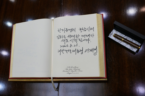 지난달 25일(현지시간) 미국 워싱턴DC 백악관 오벌오피스에서 열린 이재명 대통령과 도널드 트럼프 대통령의 한미 정상회담 당시 사진을 백악관이 1일 사진 공유 사이트를 통해 공개했다. 사진 백악관 플리커 