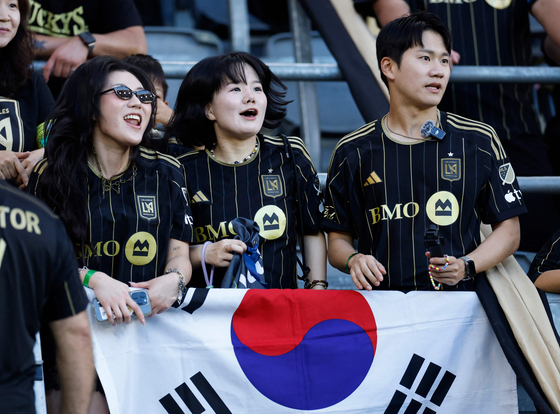 손흥민의 LAFC 홈 데뷔전에서 한인 팬을 비롯한 서포터들이 태극기 응원을 펼치고 있다. 손흥민은 한차례 골대를 맞히는 등 선전했지만, LAFC는 샌디에이고FC에 1-2로 졌다. [AFP=연합뉴스]