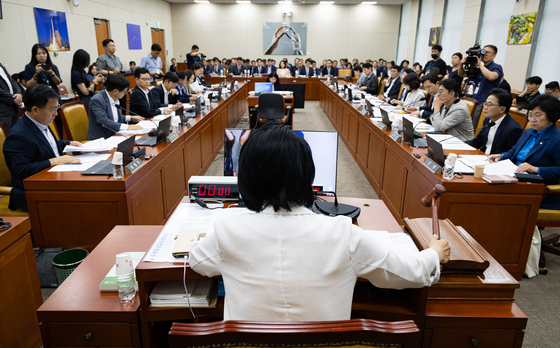최민희 국회 과학기술정보방송통신위원장이 2일 서울 여의도 국회에서 열린 제429회 국회(정기회) 과학기술정보방송통신위원회 제1차 전체회의에서 의사봉을 두드리고 있다. 사진 뉴스1