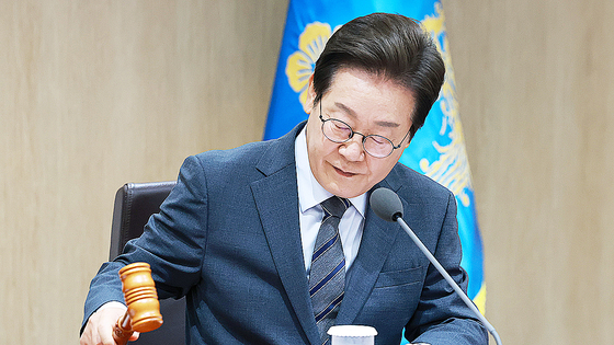  이재명 대통령이 지난 6월 24일 서울 용산 대통령실 청사에서 열린 국무회의에서 의사봉을 두드리며 개회 선언을 하고 있다. 연합뉴스