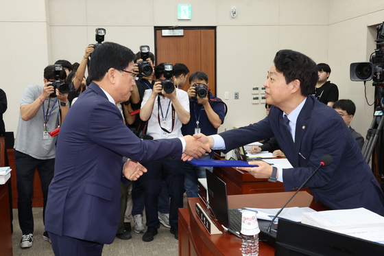 2일 서울 영등포구 국회 교육위원회에서 열린 인사청문회에서 최교진 사회부총리 겸 교육부 장관 후보자가 김영호 위원장에게 선서문을 제출하고 있다. 연합뉴스