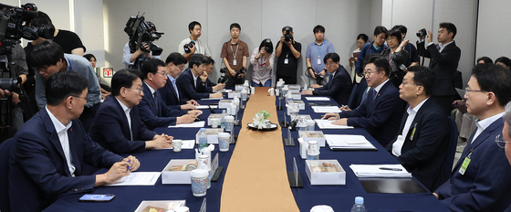 윤호중 행안부 장관이 2일 국회에서 열린 당정협의에서 발언하고 있다. 임현동 기자
