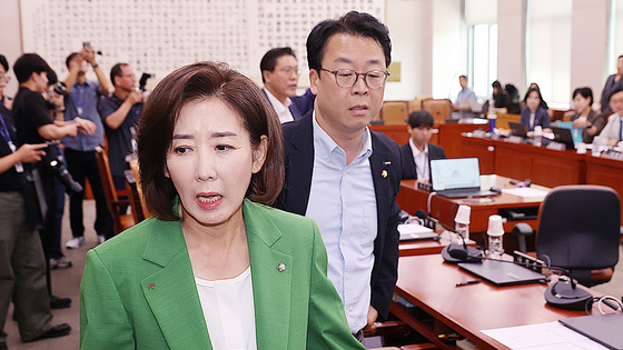  나경원 의원 등 국민의힘 의원들이 2일 서울 여의도 국회에서 열린 제429회 국회(정기회) 법제사법위원회 제1차 전체회의에서 추미애 법사위원장의 의사진행에 항의하며 퇴장하고 있다. 연합뉴스