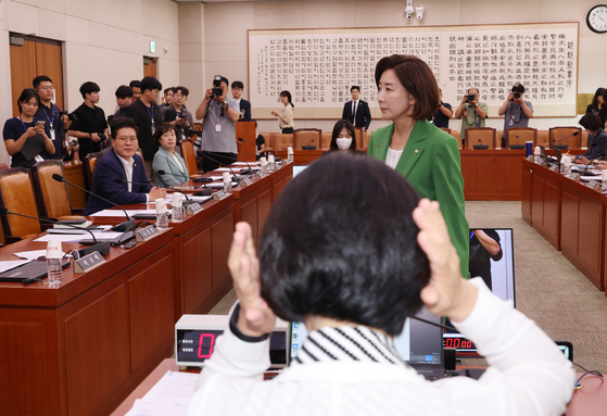 2일 서울 여의도 국회에서 열린 법제사법위원회 전체회의에서 국민의힘 나경원 의원이 여당 의원들과 인사하고 자리로 향하고 있다. 연합뉴스