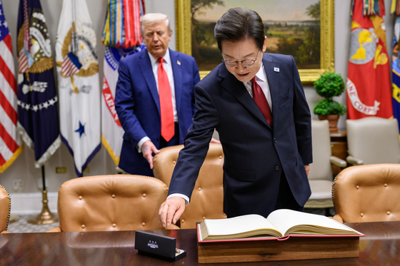 지난달 25일(현지시간) 미국 워싱턴DC 백악관 오벌오피스에서 열린 이재명 대통령과 도널드 트럼프 대통령의 한미 정상회담 당시 사진을 백악관이 1일 사진 공유 사이트를 통해 공개했다. 사진 백악관 플리커 