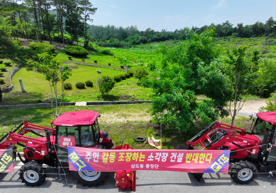 광주광역시는 2030년부터 시행하는 가연성 생활 쓰레기 직매립 금지 조치에 대비해 하루 처리량 650t 규모의 쓰레기 소각장(광역자원회수시설) 설치를 추진하고 있다. 사진은 광주시 자원회수시설 입지선정위원회가 최적 후보지로 선정한 광산구 삼거동 산 77-9번지 일대 모습. 연합뉴스