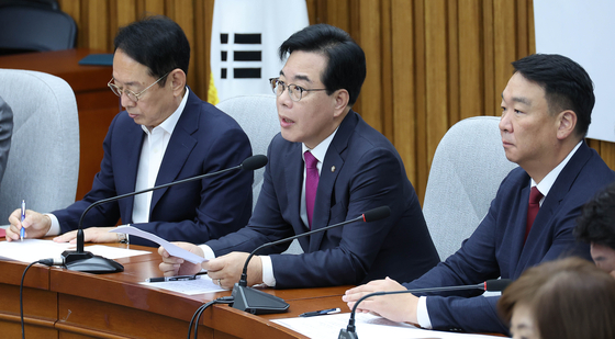 송언석 국민의힘 원내대표(가운데)가 2일 국회에서 열린 원내대책회의에서 발언하고 있다. 임현동 기자