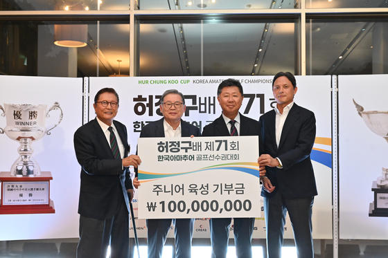 허광수 삼양인터내셔날 회장(왼쪽)과 허동수 GS칼텍스 명예회장(왼쪽 둘째), 허준홍 삼양통상 대표이사(오른쪽)가 1일 강형모 대한골프협회장(오른쪽 둘째)에게 주니어 육성기부금 1억원을 전달했다. [사진 삼양인터내셔날]
