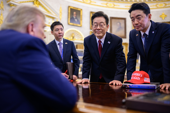 지난달 25일(현지시간) 미국 워싱턴DC 백악관 오벌오피스에서 열린 이재명 대통령과 도널드 트럼프 대통령의 한미 정상회담 당시 사진을 백악관이 1일 사진 공유 사이트를 통해 공개했다. 사진 백악관 플리커 