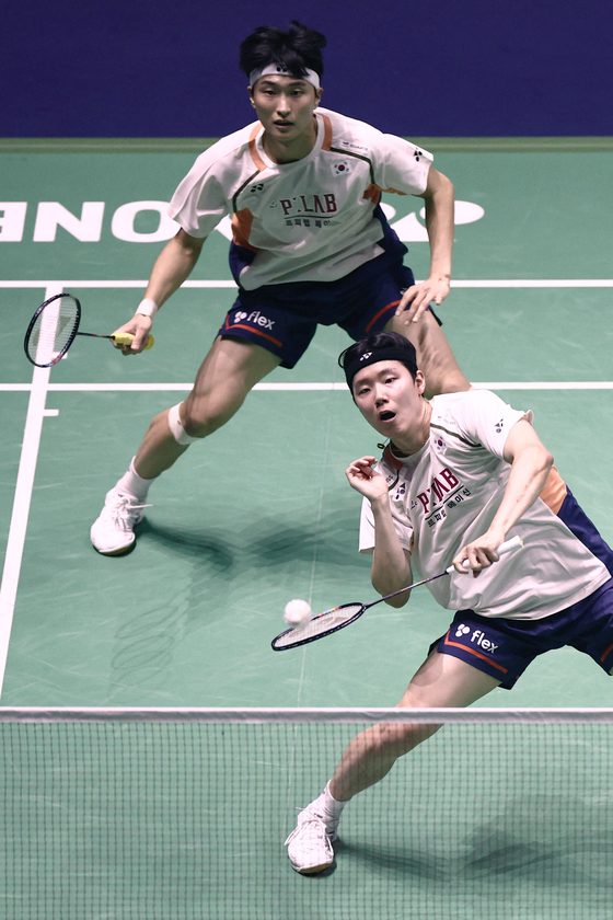 BWF 세계선수권 남자 복식에서 우승한 서승재(앞)와 김원호. 결승에서 중국을 맞아 40분 만에 완승했다. 7년 만에 김원호와 재결합한 서승재는 대회 2연패를 달성했다. [AFP=연합뉴스]