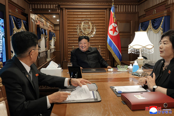  김정은 북한 국무위원장이 중국 전승절 80주년 기념행사에 참석하기 위해 1일 전용열차로 출발했다고 조선중앙통신이 2일 전했다. 조선중앙통신=연합뉴스