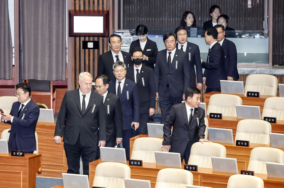 제429회 정기국회 개회식이 열린 1일 오후 검은 양복에 '근조 의회 민주주의' 리본을 단 국민의힘 의원들이 본회의에 입장하고 있다. 김성룡 기자