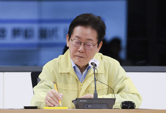 이재명 대통령이 30일 강원 강릉시청 재난안전상황실에서 가뭄 대책 회의를 주재하고 있다. 연합뉴스