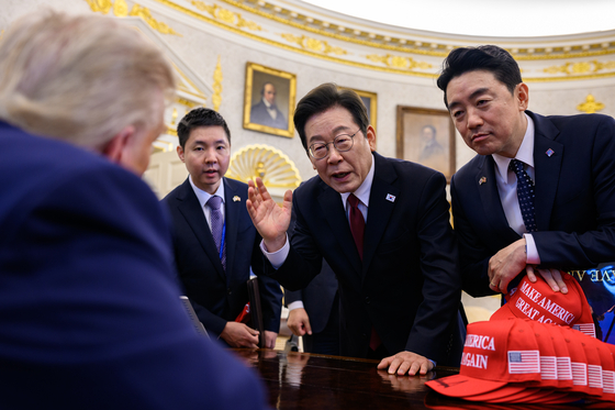 지난달 25일(현지시간) 미국 워싱턴DC 백악관 오벌오피스에서 열린 이재명 대통령과 도널드 트럼프 대통령의 한미 정상회담 당시 사진을 백악관이 1일 사진 공유 사이트를 통해 공개했다. 사진 백악관 플리커 