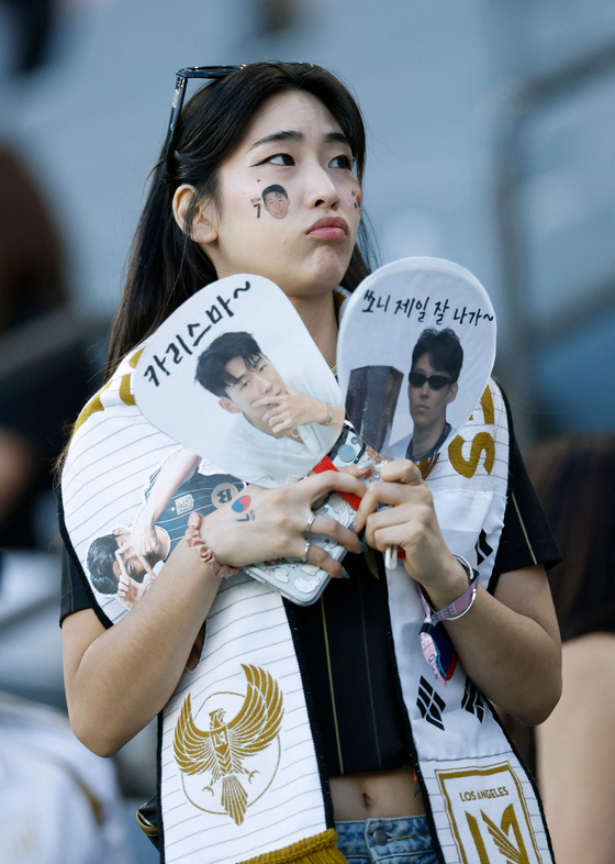 손흥민의 LAFC 홈 데뷔전에서 한인 팬을 비롯한 서포터들이 태극기 응원을 펼치고 있다. 손흥민은 한차례 골대를 맞히는 등 선전했지만, LAFC는 샌디에이고FC에 1-2로 졌다. [AFP=연합뉴스]